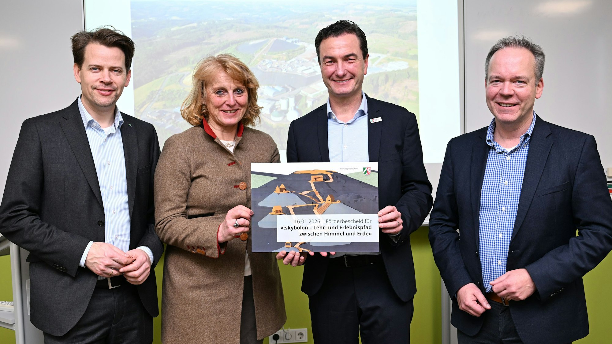 Übergabe des Förderbescheides in Höhe von 960.000 Euro (v.l.):Arne von Boetticher, Monika Lichtinghagen-Wirths, Thomas Wilke und Klaus Grootens.