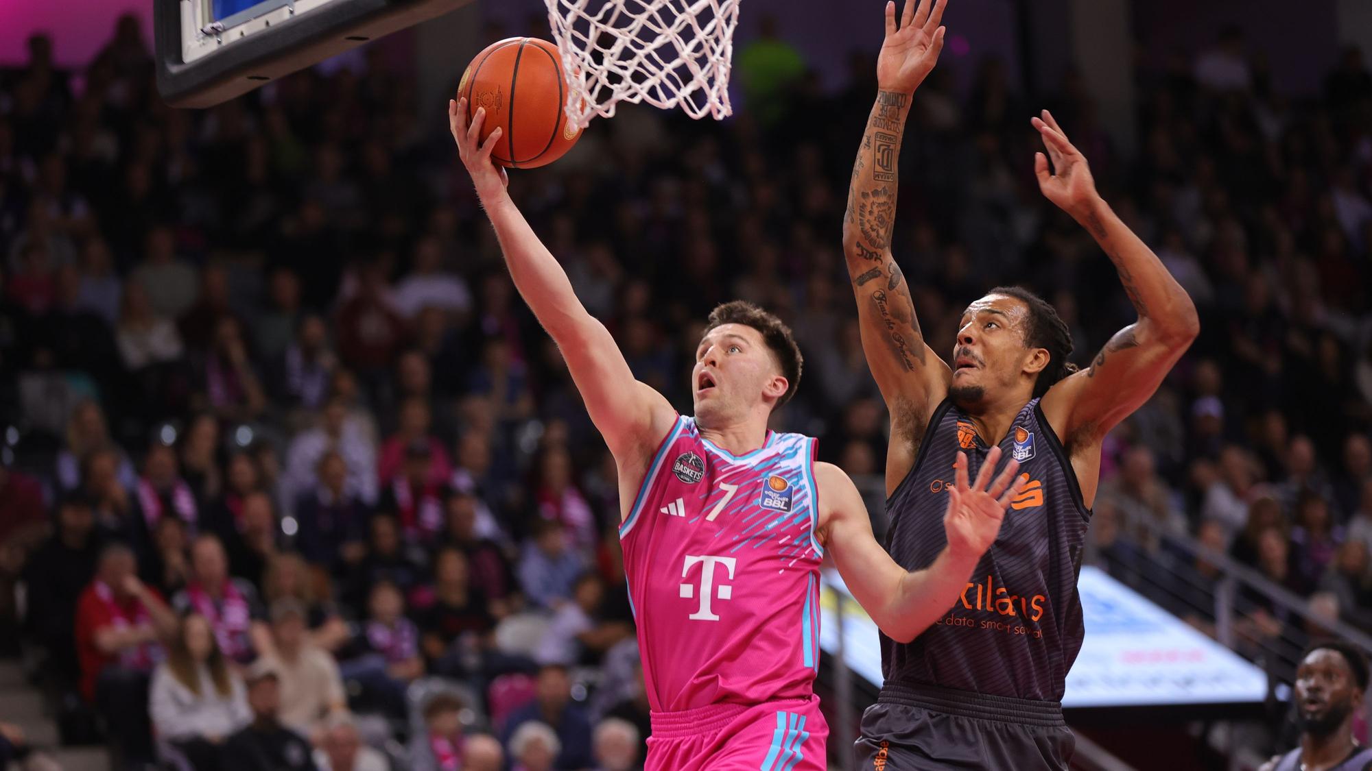 Bonns Point Guard Grayson Murphy (links) will in Ludwigsburg genauso mutig zum Korb ziehen wie gegen den Chemnitzer Kevin Yebo.