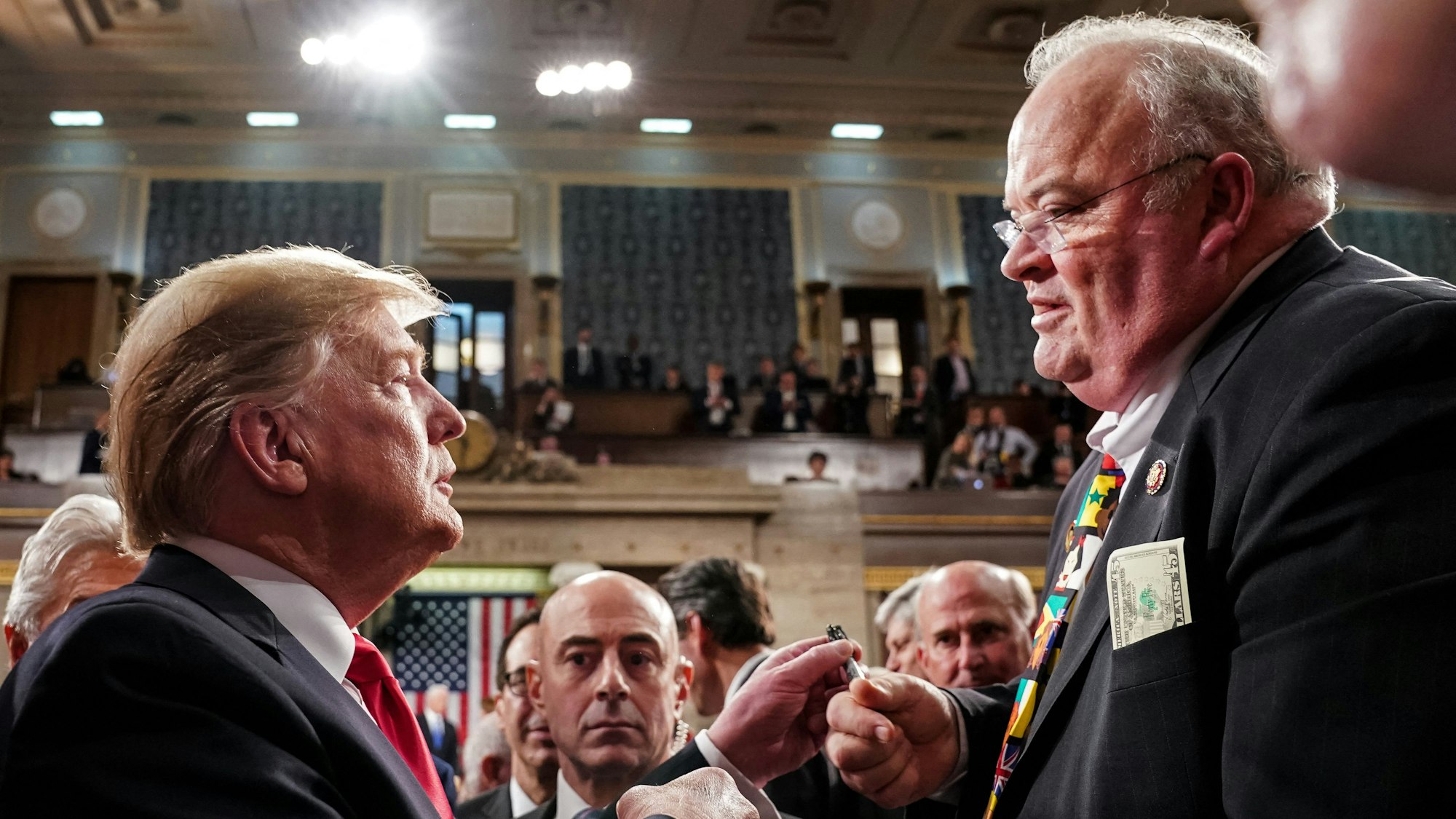 US-Präsident Donald Trump im Gespräch mit Billy Long, dem designierten US-Botschafter in Island. (Archivbild)