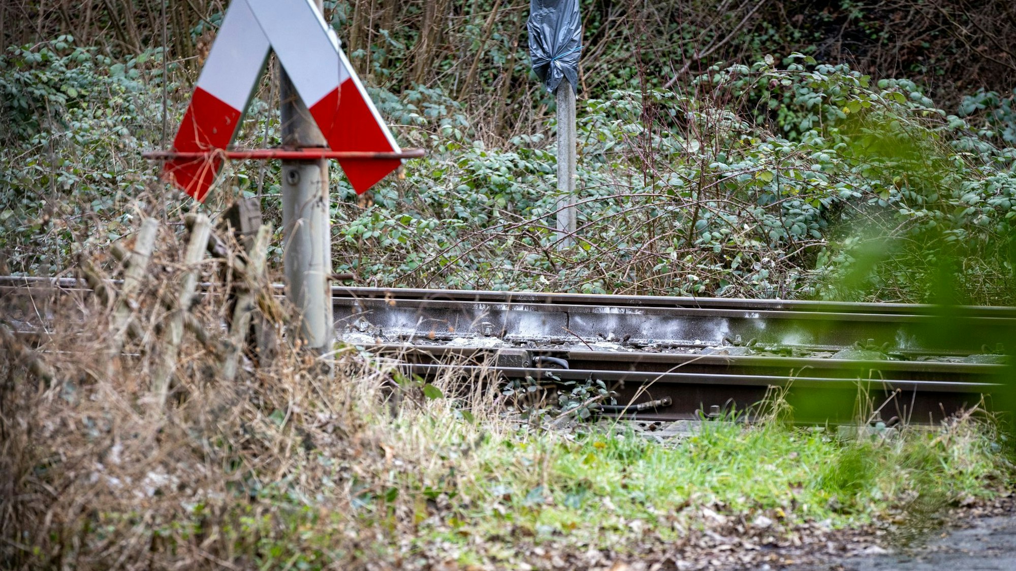Eine Güterzuglok ist in Essen durch ein befestigtes Metallteil entgleist. Die Ermittler gehen von einer Straftat aus.
