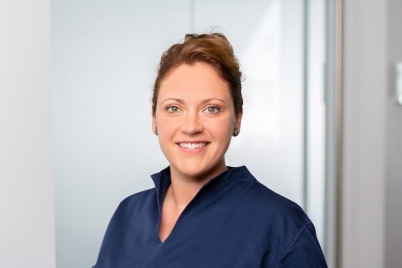 Dr. Julia Thome vom Carree Dental MVZ in Köln-Brück klärt über lockere Zähne auf.