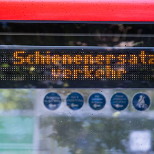 Im Schienenersatzverkehr müssen Pendler laut einer Analyse von Pro Bahn in velen Fällen die doppelte Zeit einplanen gegenüber dem Zug. (Symbolbild)