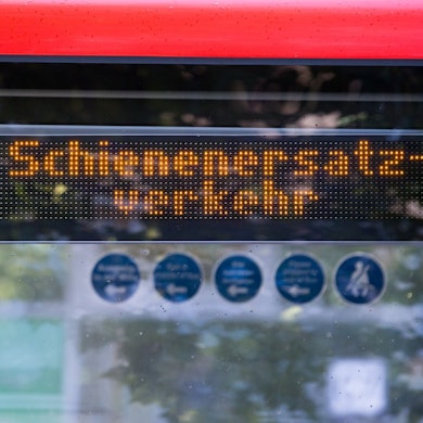 Im Schienenersatzverkehr müssen Pendler laut einer Analyse von Pro Bahn in velen Fällen die doppelte Zeit einplanen gegenüber dem Zug. (Symbolbild)