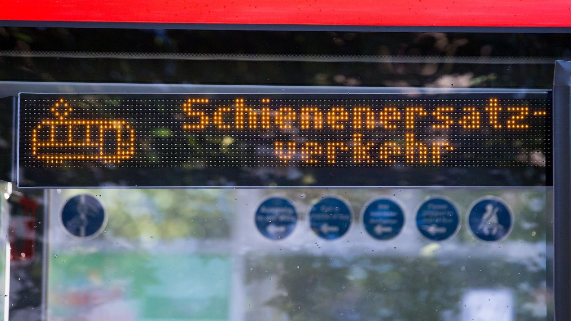 Im Schienenersatzverkehr müssen Pendler laut einer Analyse von Pro Bahn in velen Fällen die doppelte Zeit einplanen gegenüber dem Zug. (Symbolbild)