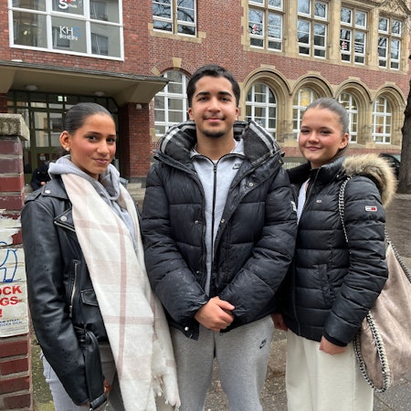 Ein großes Gemeinschaftsgefühl und viel Unterstützung – das verbinden sie mit ihrer Schule: Celine P., Hassan A. und Caroline D. (v.l., alle 16)