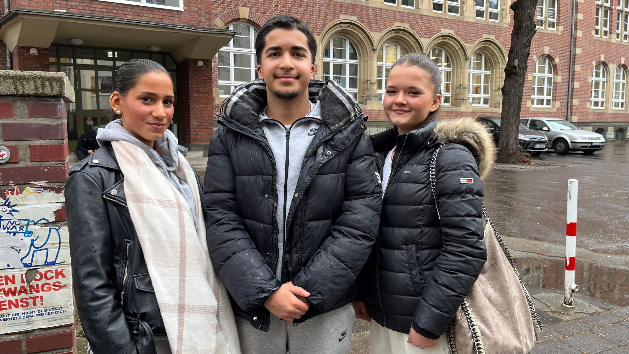 Ein großes Gemeinschaftsgefühl und viel Unterstützung – das verbinden sie mit ihrer Schule: Celine P., Hassan A. und Caroline D. (v.l., alle 16)
