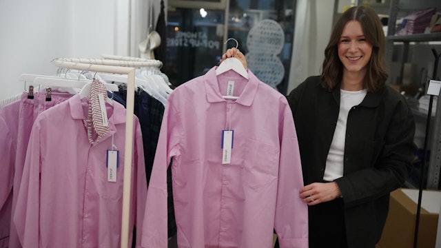 Kölnerin Marlene Marx mit einem Pyjama ihres Unternehmens „avonté“