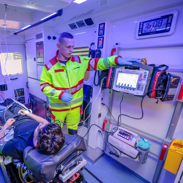 Notfallsanitäter in einem Rettungswagen der Stadt Köln (Symbolbild).