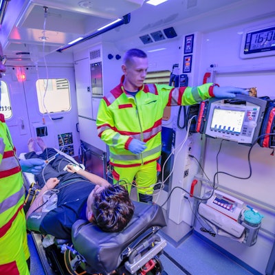 Notfallsanitäter in einem Rettungswagen der Stadt Köln (Symbolbild).