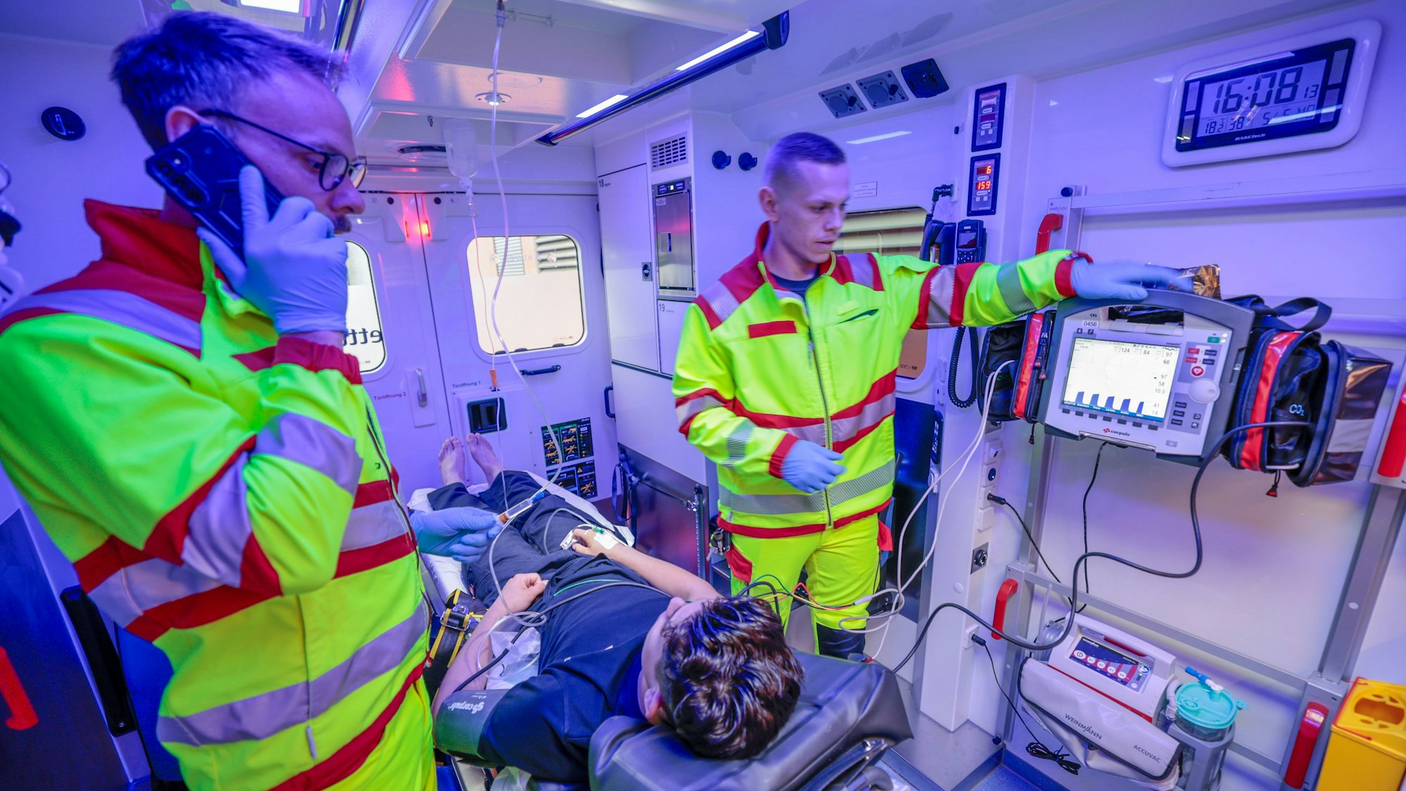 Notfallsanitäter in einem Rettungswagen der Stadt Köln (Symbolbild).