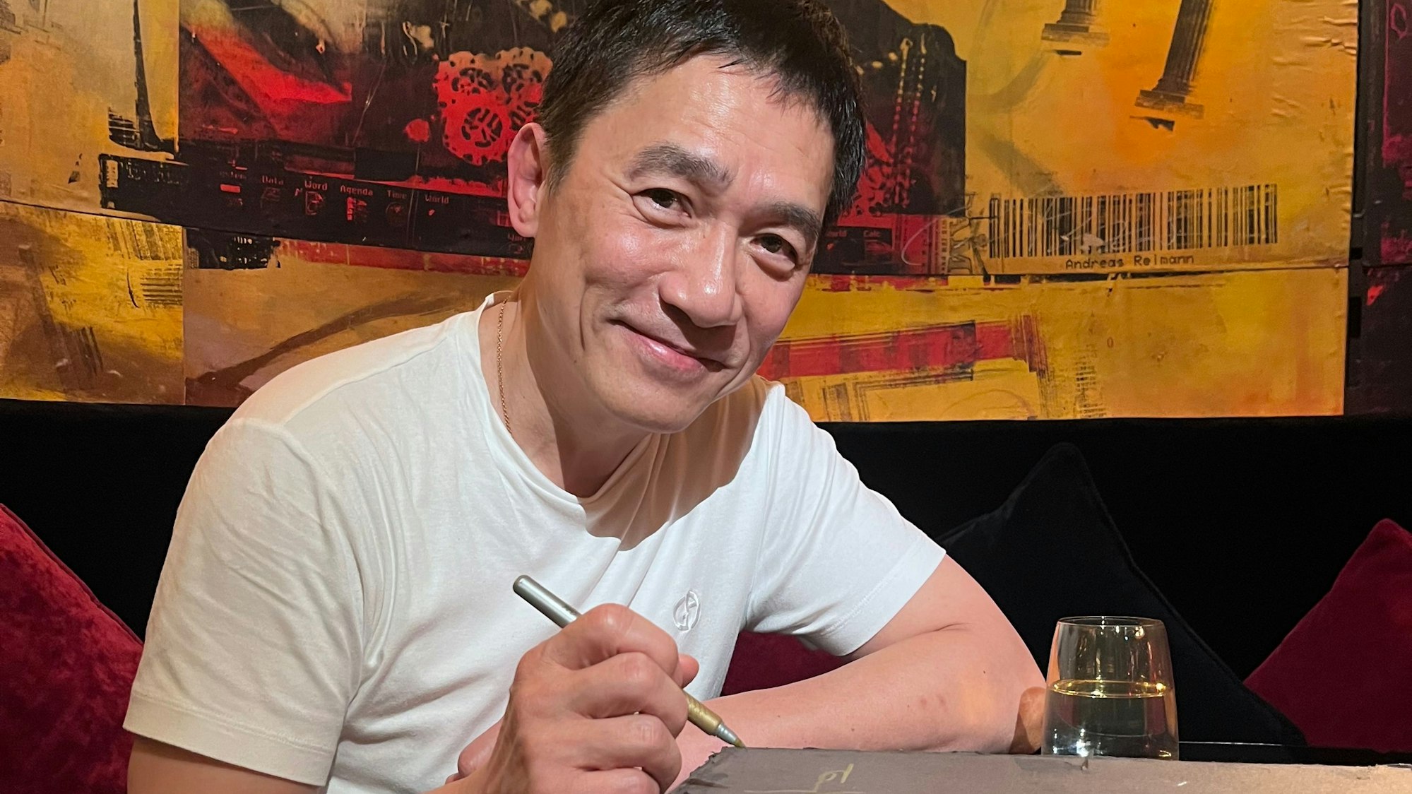 Tony Leung signiert in Köln eine Filmkopie von "Chunging Express"