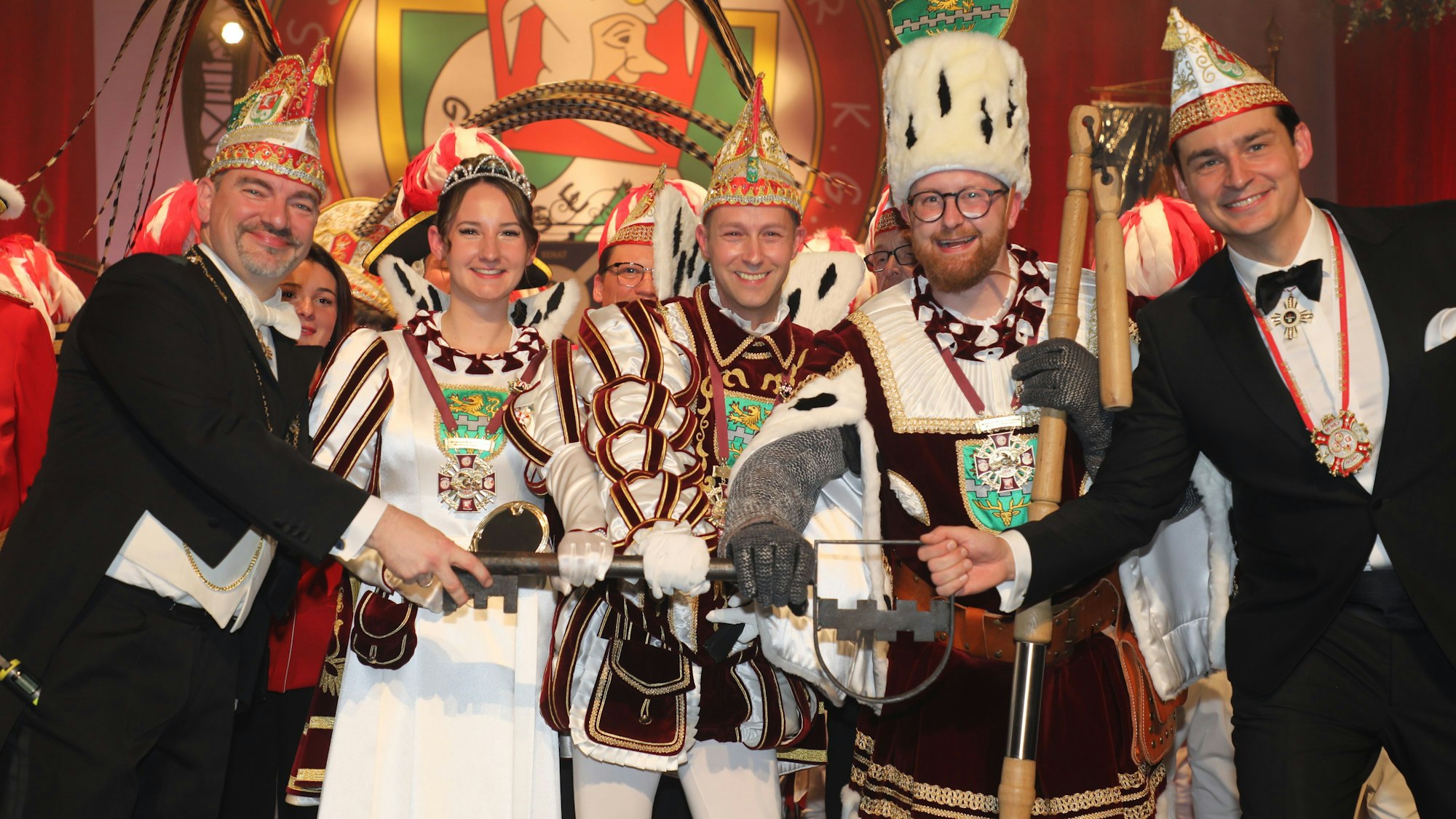 Bürgermeister Marcel Kreutz (r.) übergibt den Stadtschlüssel an das Dreigestirn von Prinz Thomas III. (Schmitz), Bauer Maurice (Jakobs) und Jungfrau Lea (Rodenbach) mit Große-Gladbacher-Präsident Alexander Pfister.