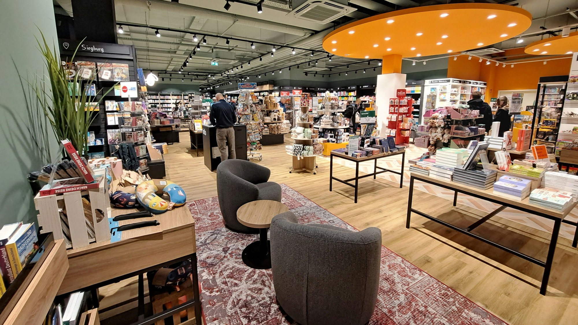 Der Buchhändler Thalia hat in der ehemaligen Marktpassage am oberen Siegburger Markt nach Umbauarbeiten neu eröffnet.