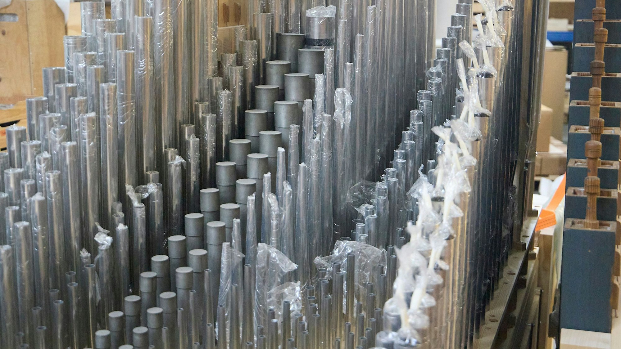 gut eingepackt sind die Pfeifen einer Kirche in Bernkastel, die in Hellenthal saniert wurde.