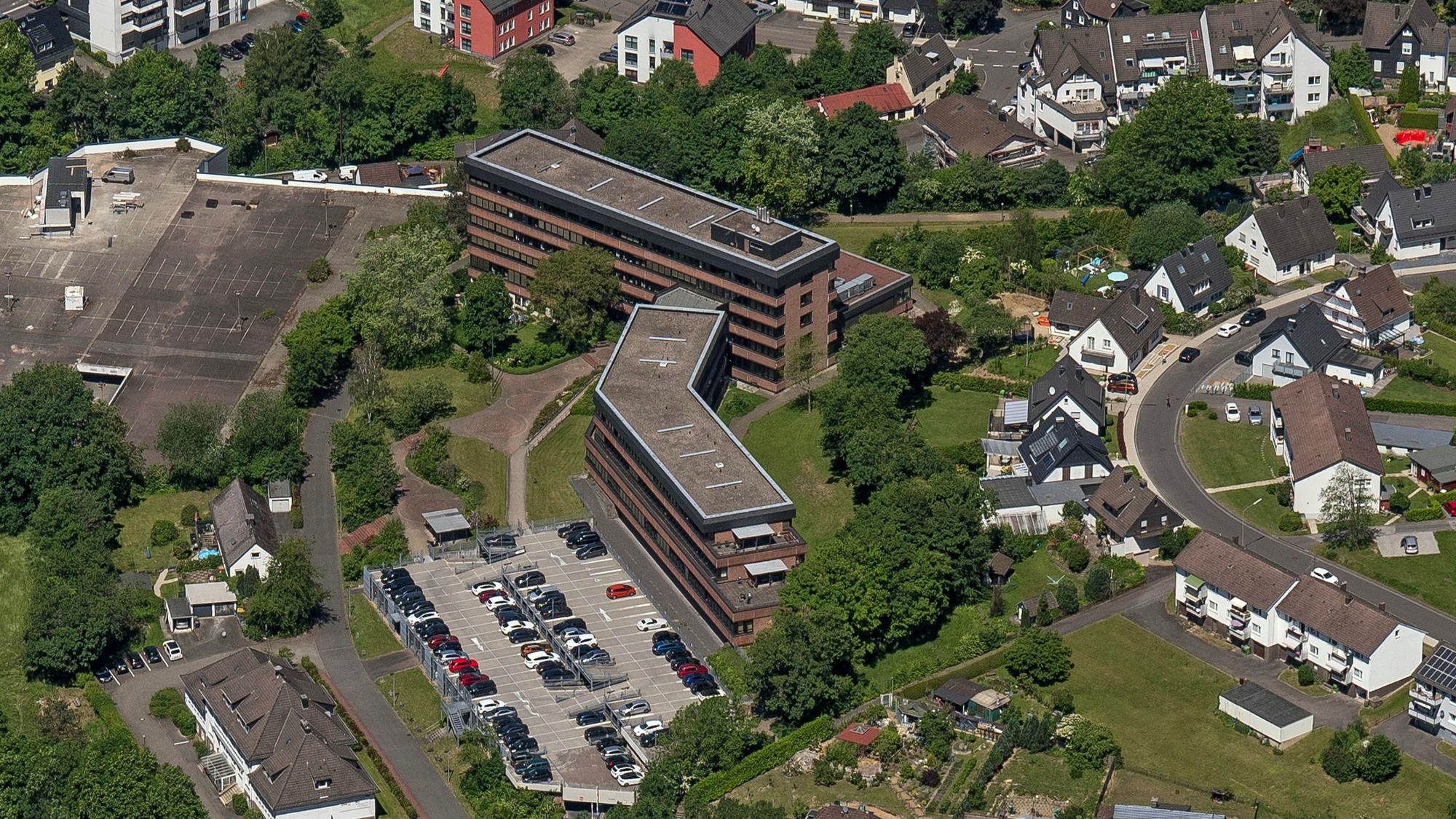 Das Finanzamt in Gummersbach aus der Luftperspektive.