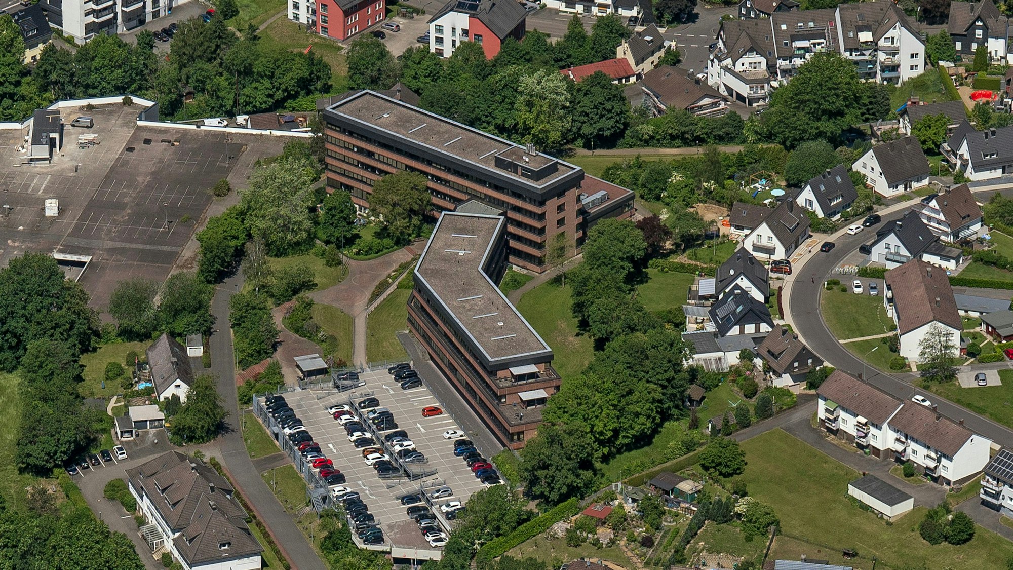 Das Finanzamt in Gummersbach aus der Luftperspektive.