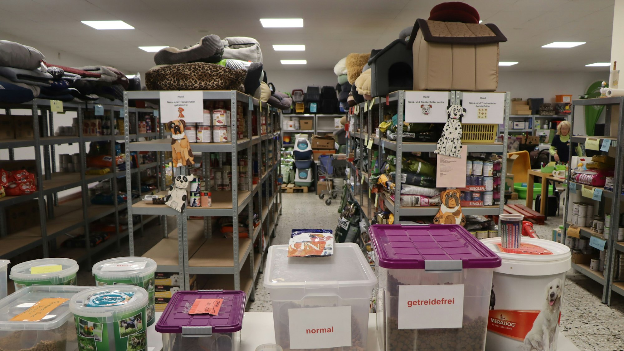 Die Räume der Tiertafel Rhein-Erft sind groß. Sie bietet auch Futter für alte Tiere und Allergiker.