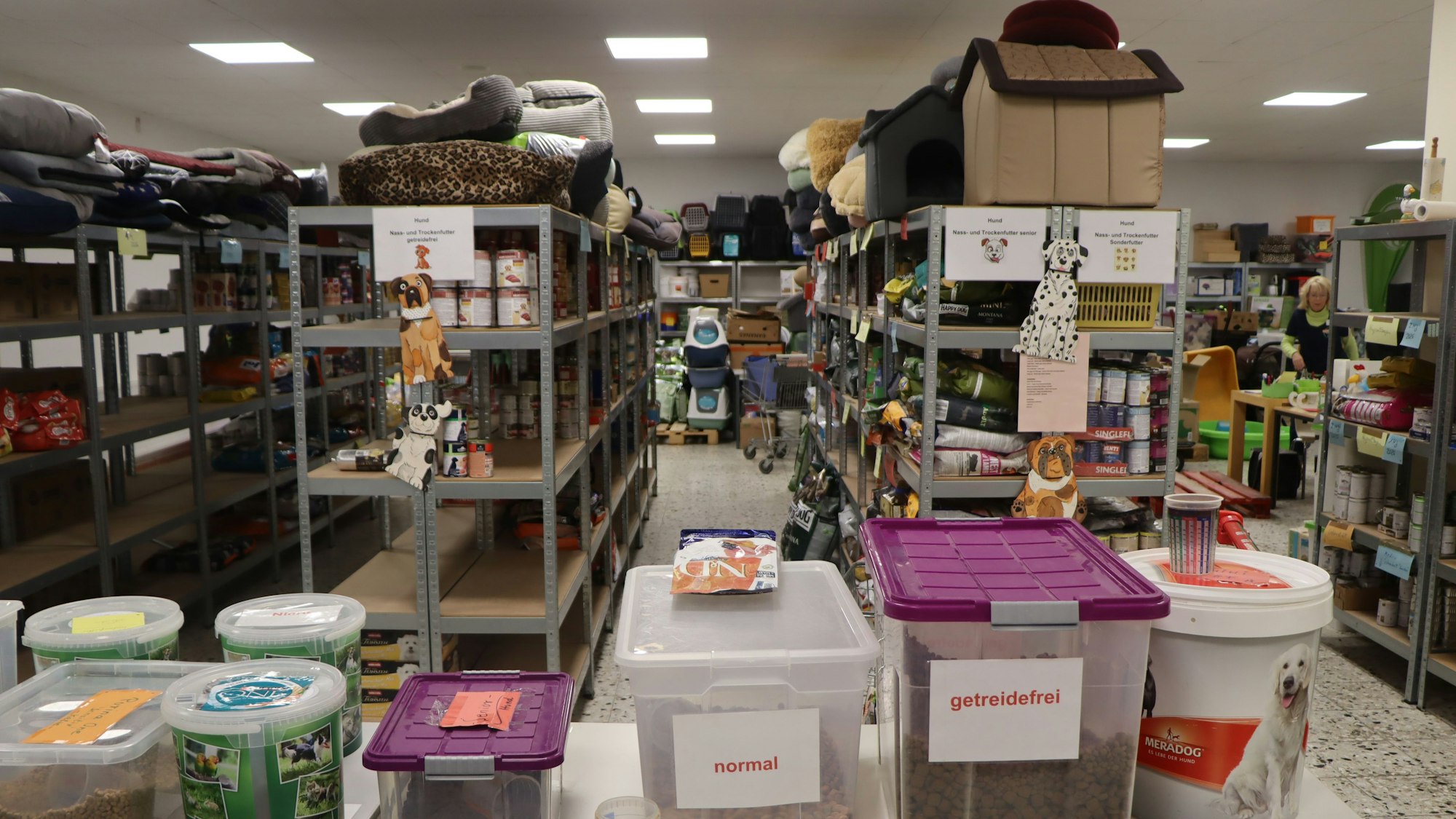 Die Räume der Tiertafel Rhein-Erft sind groß, und Tierfutter ist dort auch für Senioren und Allergiker zu haben.