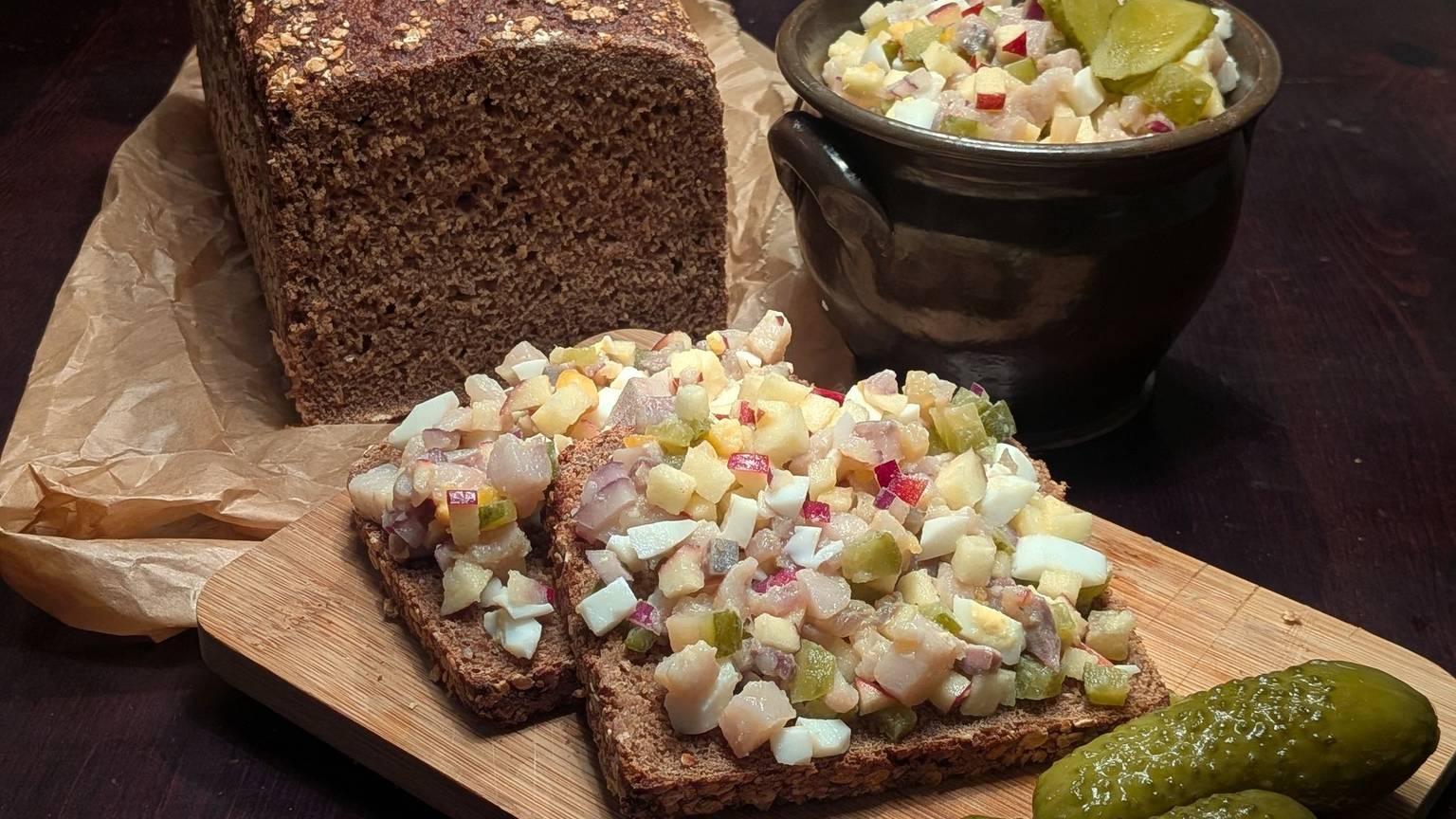 Fein gewürfelt landet das Häckerle mit salzigem Matjes, süßem Apfel, gekochtem Ei und knackigen Gurken auf dem Brot.