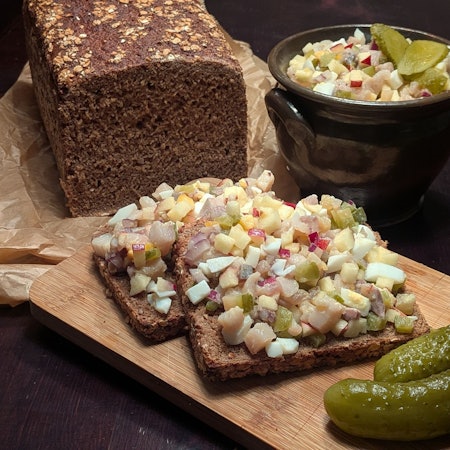Fein gewürfelt landet das Häckerle mit salzigem Matjes, süßem Apfel, gekochtem Ei und knackigen Gurken auf dem Brot.
