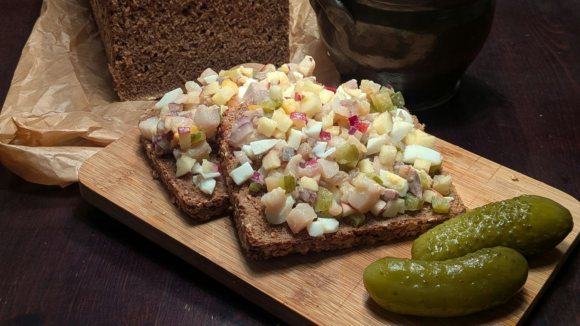 Fein gewürfelt landet das Häckerle mit salzigem Matjes, süßem Apfel, gekochtem Ei und knackigen Gurken auf dem Brot.