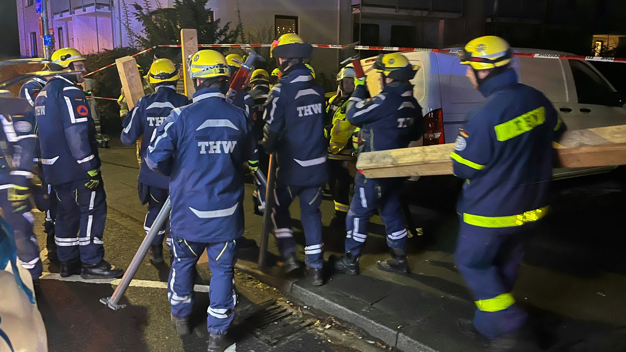 Einsatzkräfte des Technischen Hilfswerksbrachte Baustützen, um die Wohnung zu sichern.