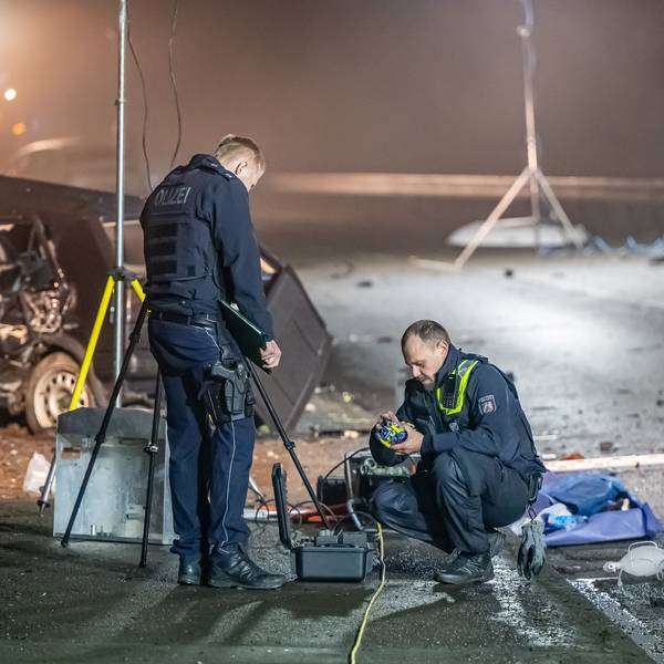 Einsatzkräfte der Polizei sichern Spuren am Unfallort.