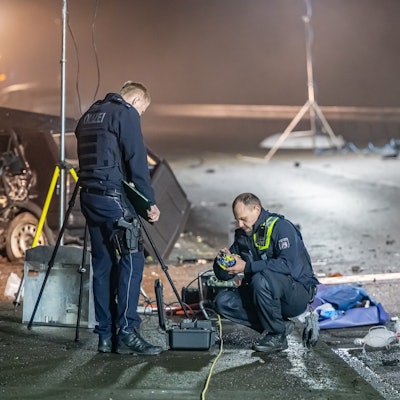 Einsatzkräfte der Polizei sichern Spuren am Unfallort.