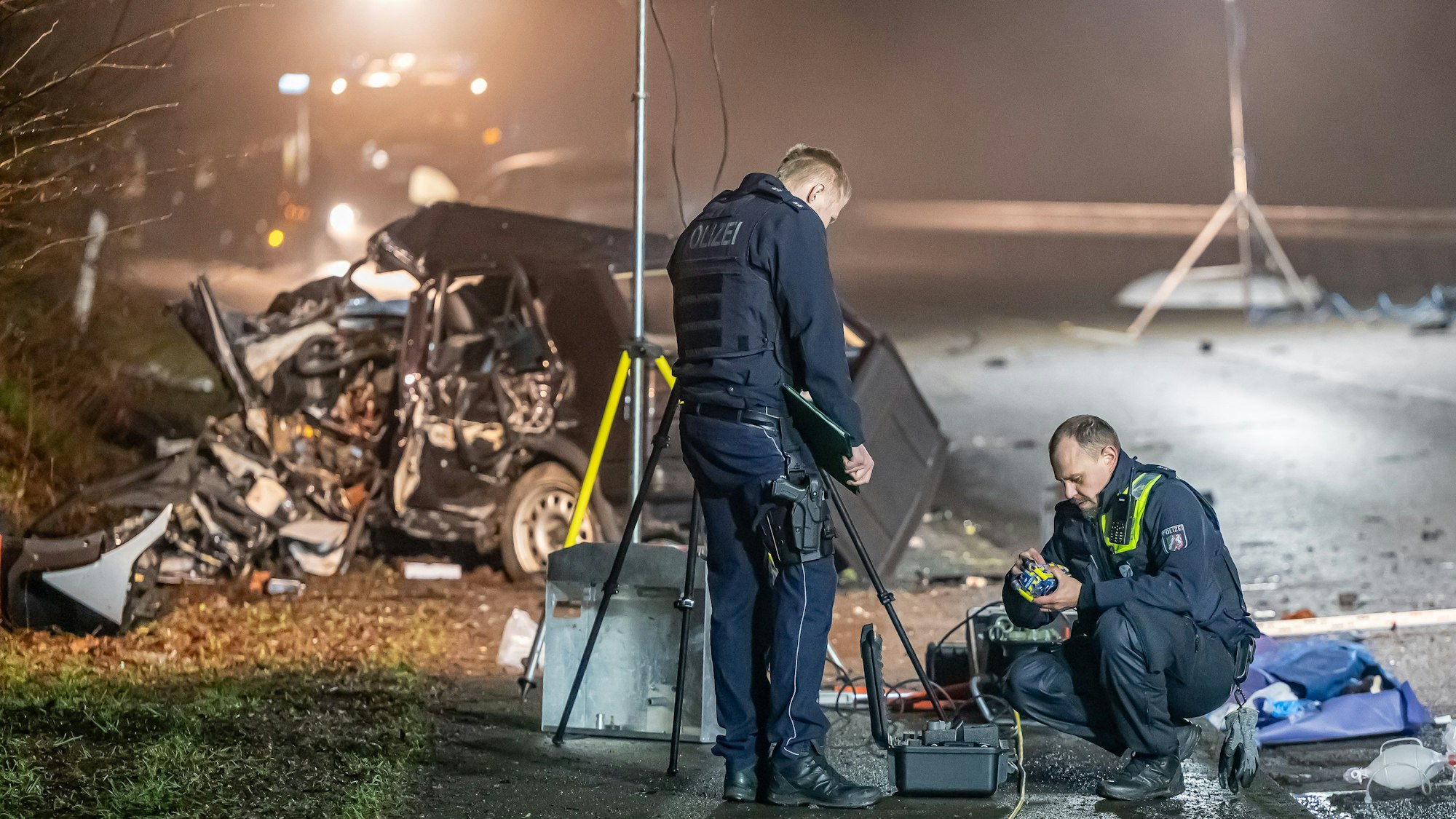 Ein spezialisiertes Unfallteam der oberbergischen Polizei sichert Spuren nach dem schweren Unfall auf der Bundesstraße 237. Die Arbeiten dauerten bis weit nach Mitternacht an.