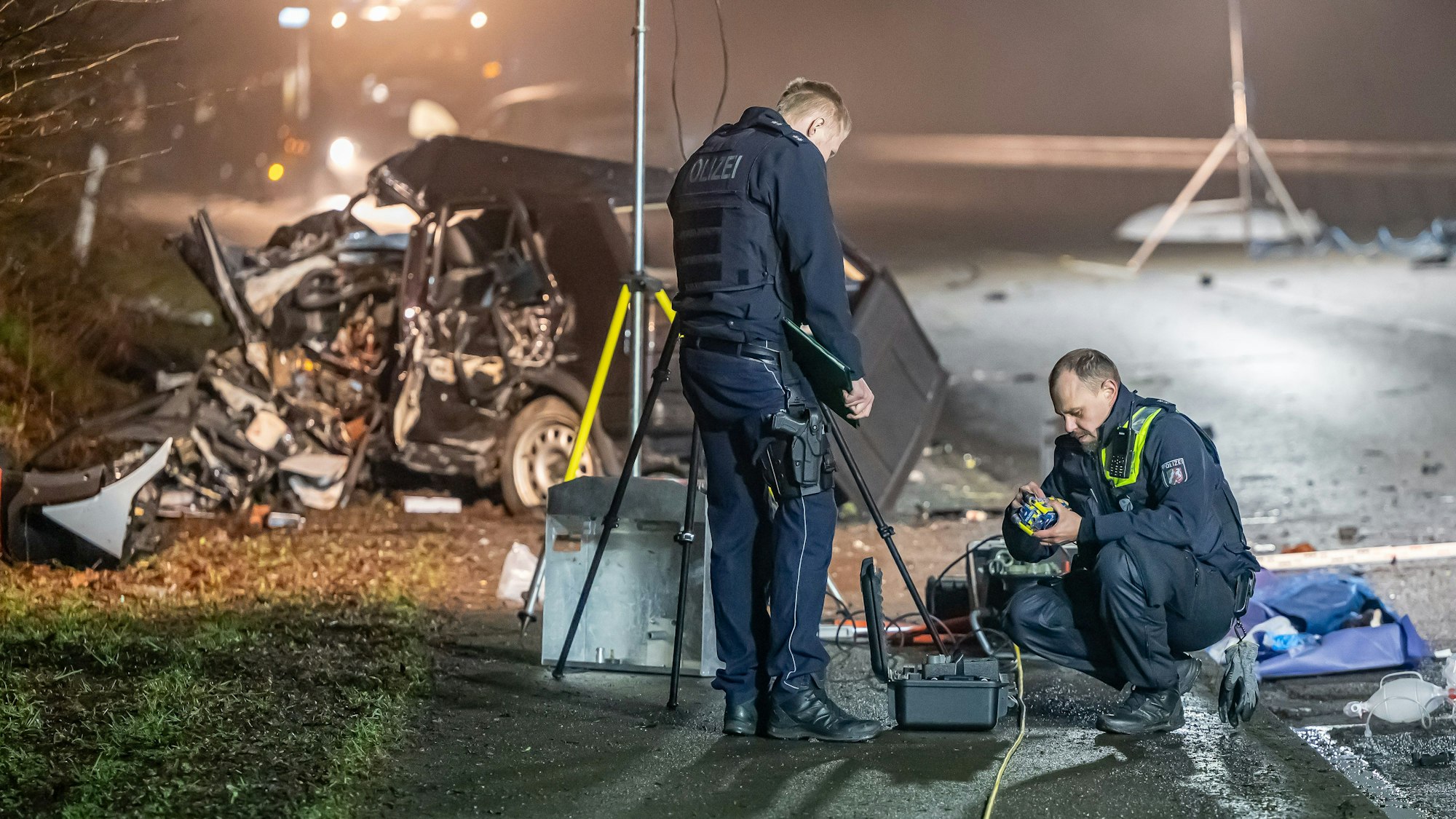 Einsatzkräfte der Polizei sichern Spuren am Unfallort.