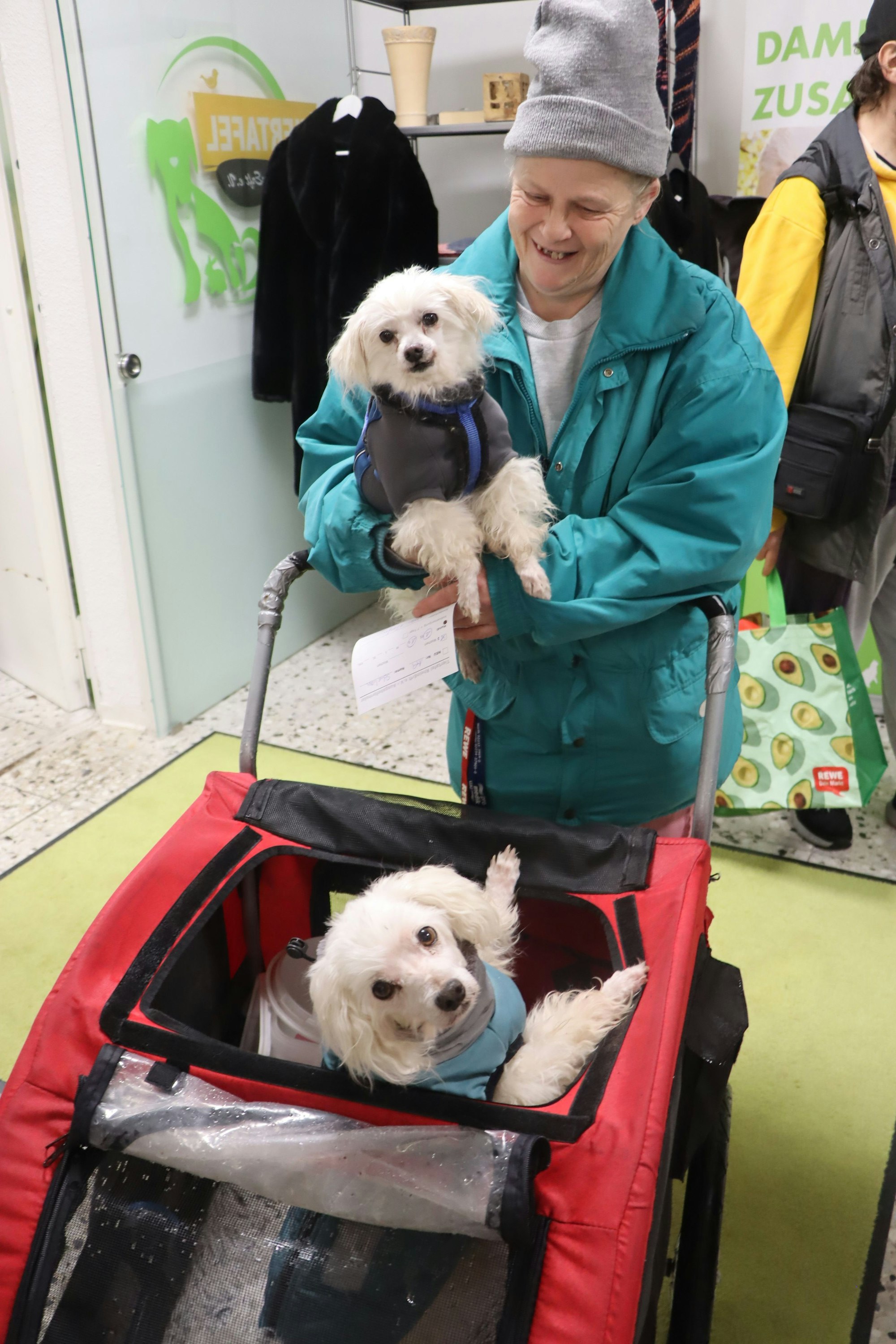 Andrea Schelian hatte ein gutes Gefühl, als die Tiertafel verließ. Für die kommenden zwei Wochen hat sie wieder genug Futter für ihre beiden Hunde.