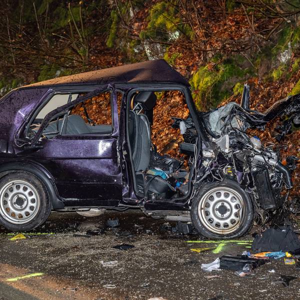 Ein VW Golf älteren Baujahrs wurde bei dem Unfall in Wipperfürth am Freitag völlig zerstört. Ein 30-Jähriger und seine 33 Jahre alte Begleiterin starben bei der Frontalkollision.