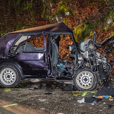 Ein VW Golf älteren Baujahrs wurde bei dem Unfall in Wipperfürth am Freitag völlig zerstört. Ein 30-Jähriger und seine 33 Jahre alte Begleiterin starben bei der Frontalkollision.