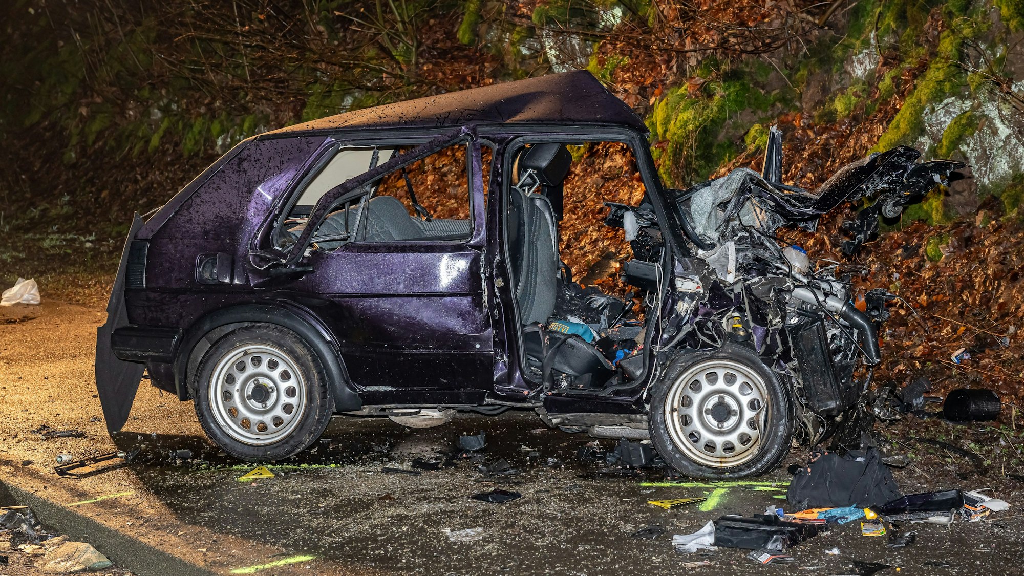 Ein VW Golf älteren Baujahrs wurde bei dem Unfall in Wipperfürth am Freitag völlig zerstört. Ein 30-Jähriger und seine 33 Jahre alte Begleiterin starben bei der Frontalkollision.