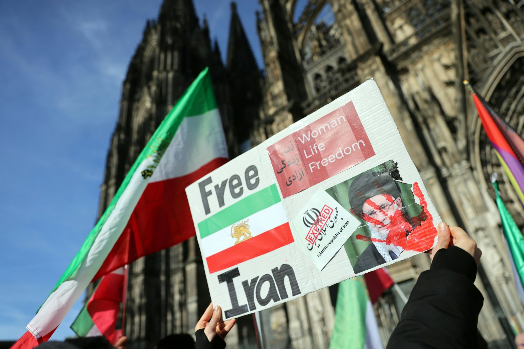 Demonstranten forderten „Freiheit für den Iran“ und ein Ende des islamischen Gottesstaats in dem Land.