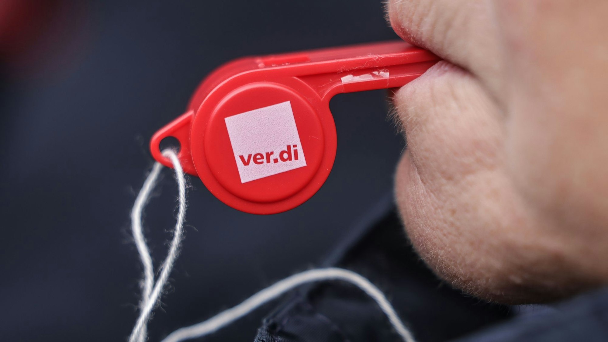 Verdi pfeift ab - Beschäftigte der Verwaltung von Bundes- und Landesstraßen legen für Warnstreiks die Arbeit nieder. Das hat Folgen für den Autoverkehr. (Symbolfoto)