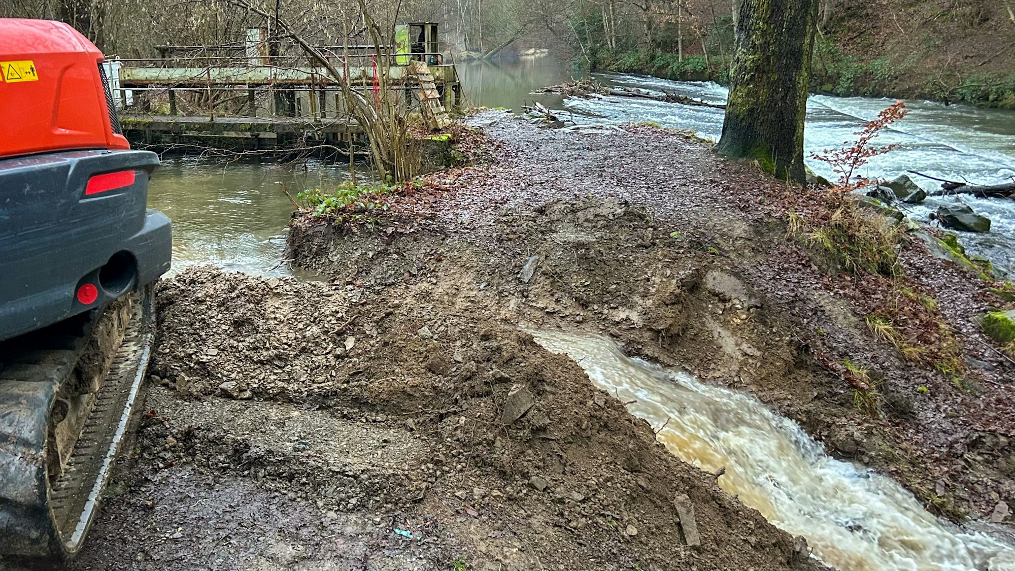 Ein Bagger hat einen Abfluss für das in Richtung Campingplatz drückende Sülzwasser errichtet.