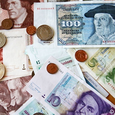 In einer Bundesbank-Filiale liegen D-Mark-Geldscheine und Münzen auf dem Tisch. (Archivfoto)