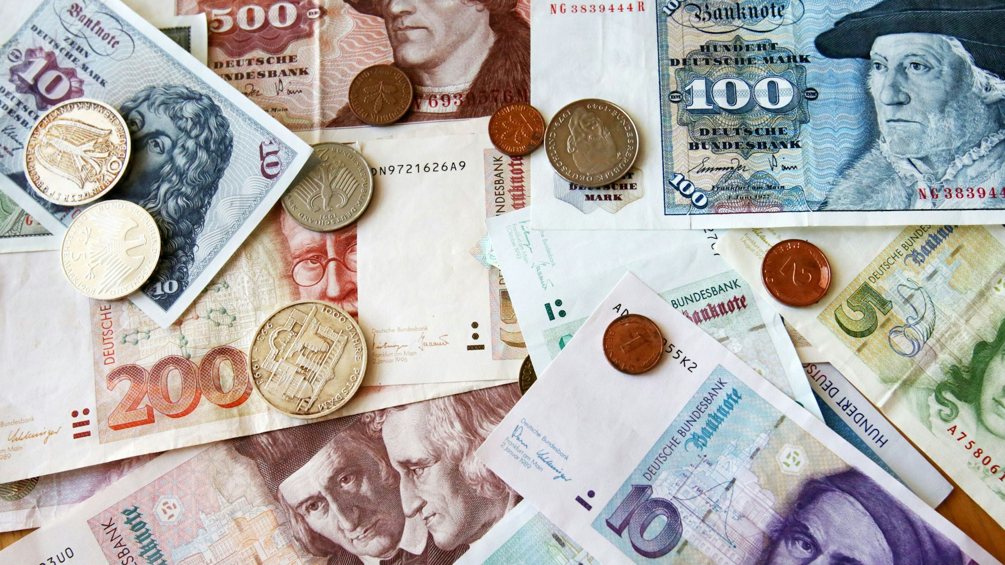 In einer Bundesbank-Filiale liegen D-Mark-Geldscheine und Münzen auf dem Tisch. (Archivfoto)