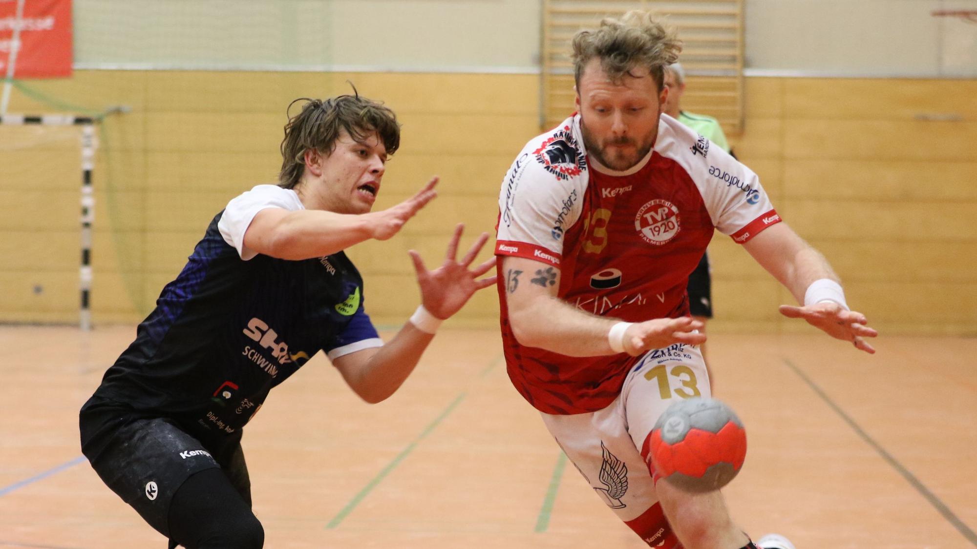 René Lönenbach am Ball, von der Seite kommt Jonathan Michel Kluß und stört ihn.
