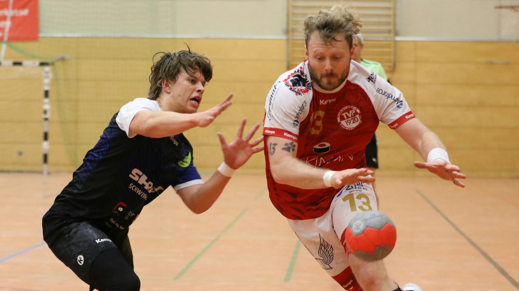 René Lönenbach am Ball, von der Seite kommt Jonathan Michel Kluß und stört ihn.