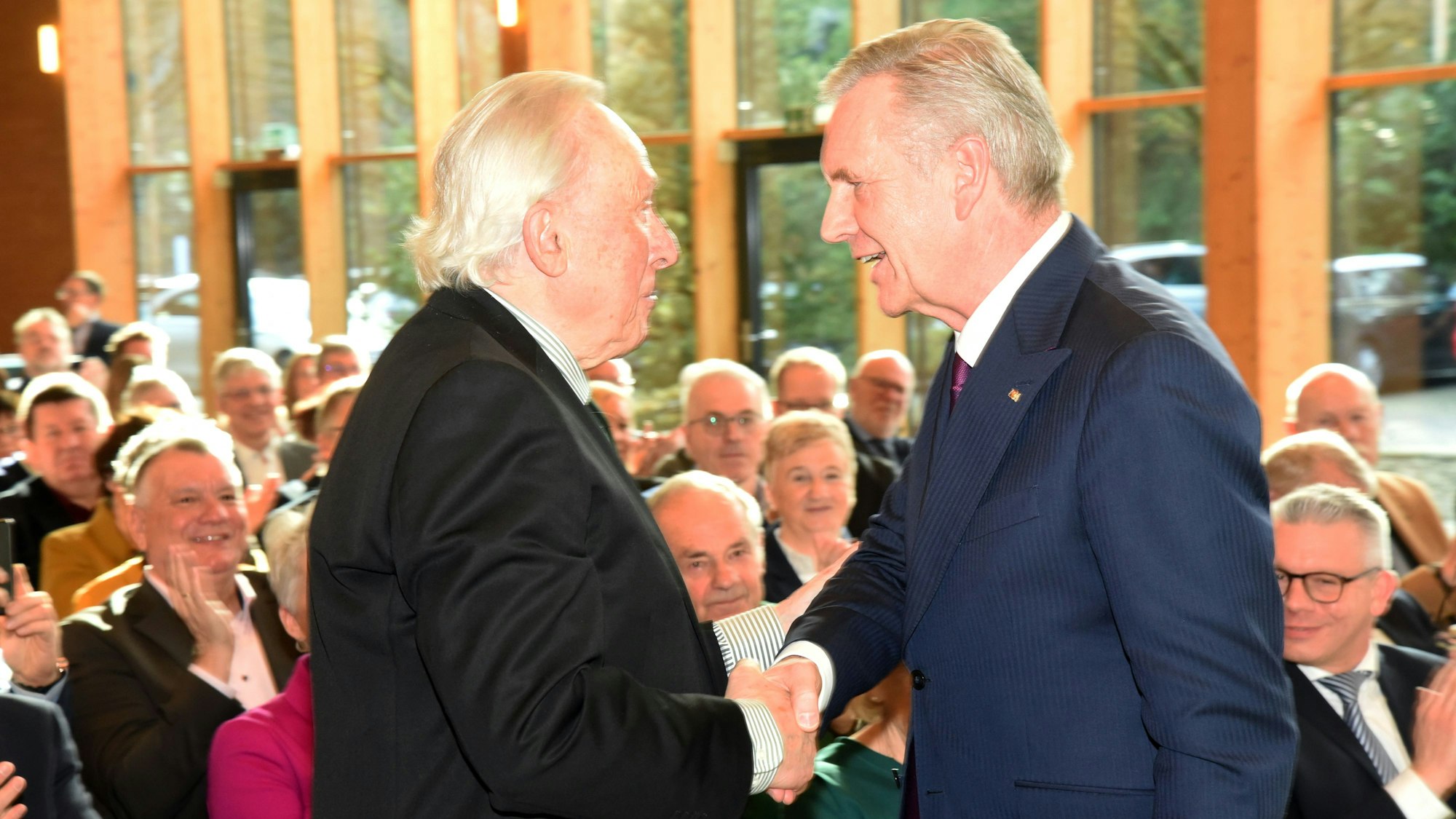 Nach einer beeindruckenden Rede dankt Moderator und Organisator Werner Sülzer (l.) dem früheren Bundespräsidenten Christian Wulff.