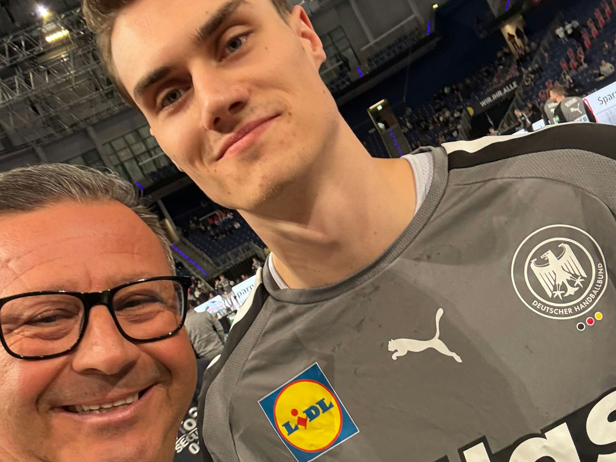 Selfie mit einem Handballer und einem Fan