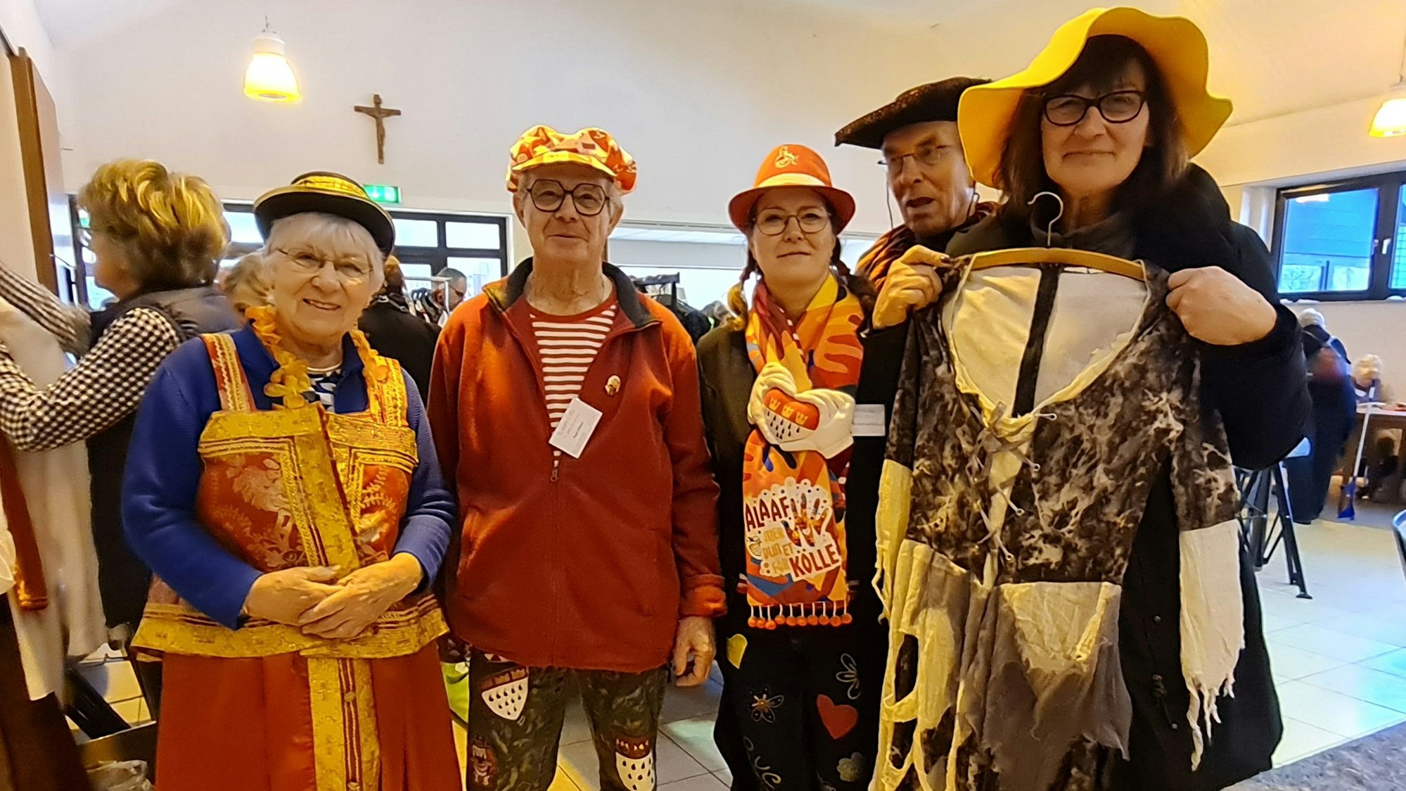 Großer Andrang herrschte bei der Kostümbörse des Lohmarer Repair-Café.
Leiter Michael Sahner (2.v.r) und sein Team