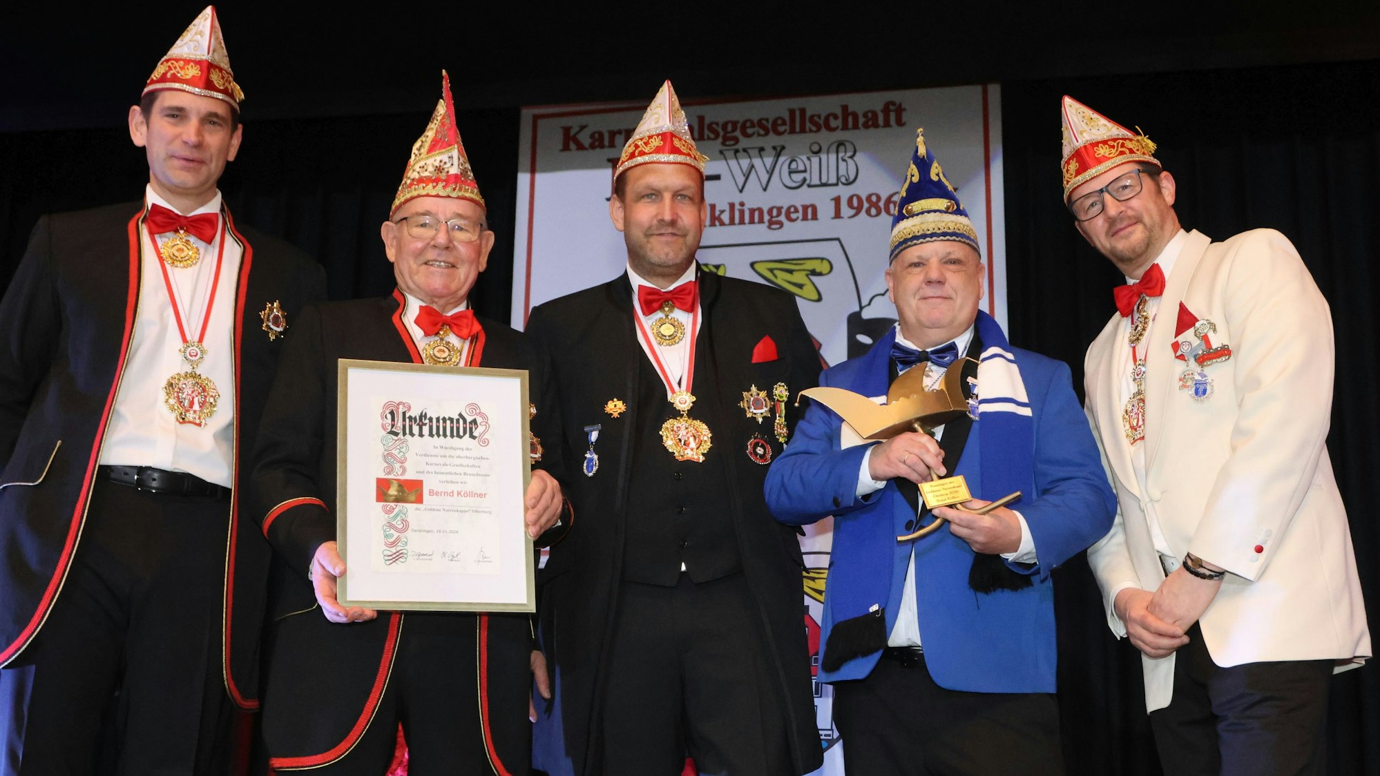 Bei der Kappenverleihung (v.l.): Dennis Spexard, Wolfgang Köckerling, Kai Vogel, Kappenträger Bernd Köllner und Jens Burbach.