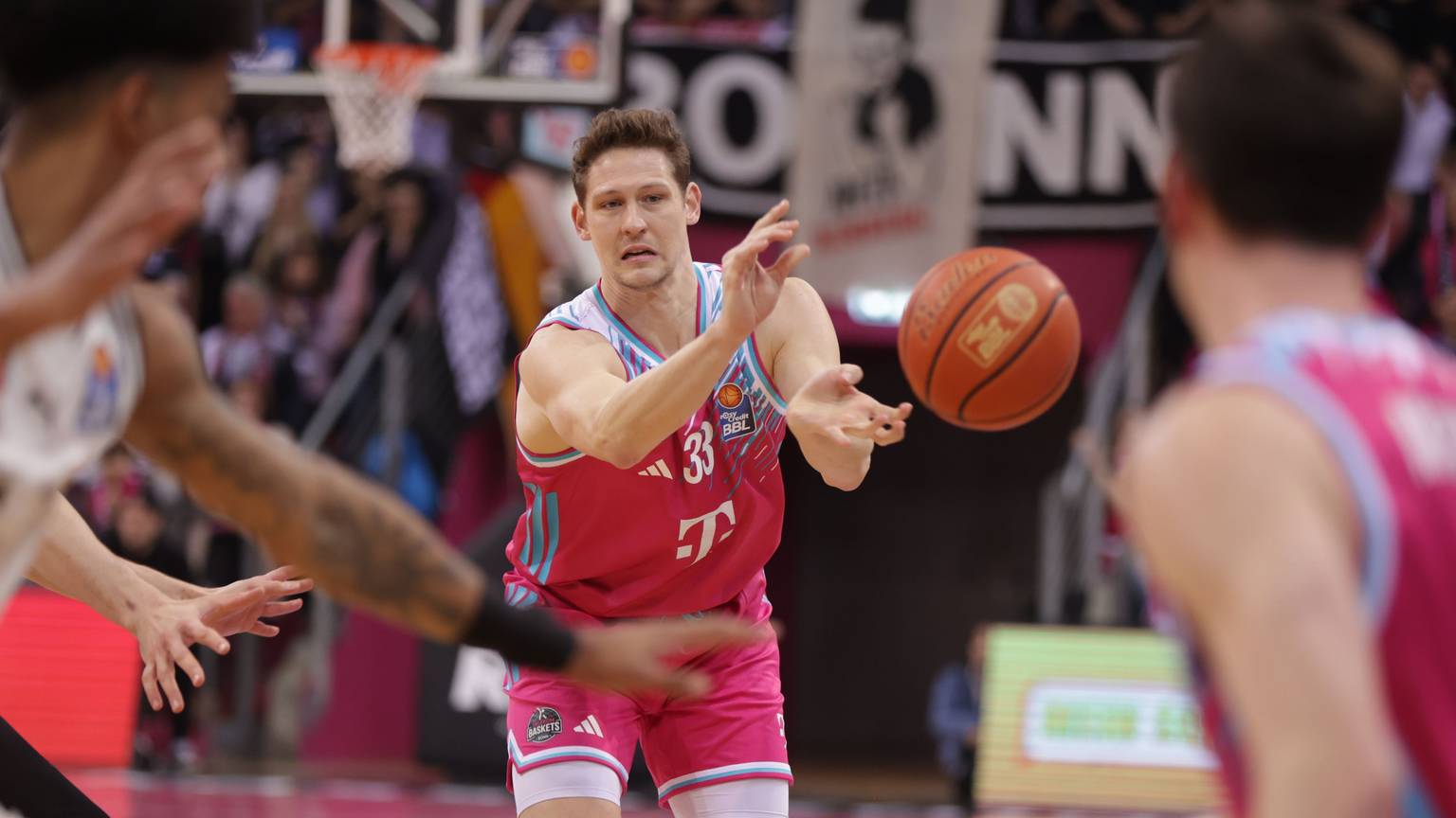 Power Forward Patrick Heckmann (links) ist der Vater des Bonner Sieges bei den Riesen Ludwigsburg.