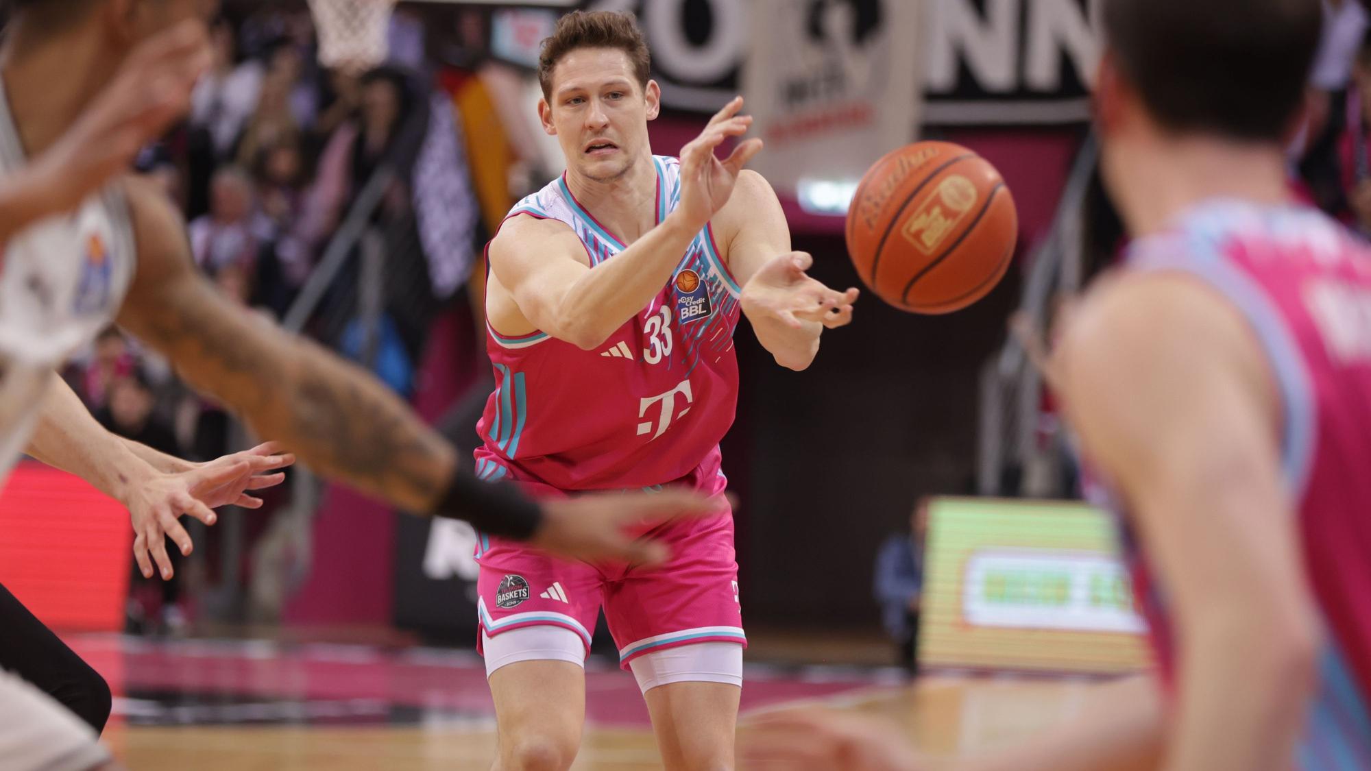 Power Forward Patrick Heckmann (links) ist der Vater des Bonner Sieges bei den Riesen Ludwigsburg.