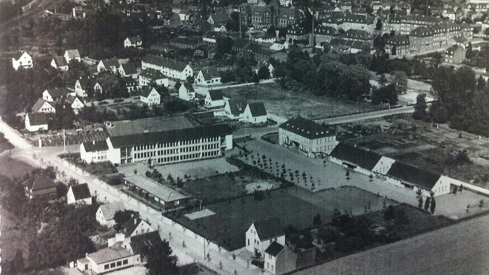 Das Schwarz-Weiß-Bild ist aus der Luft aufgenommen und zeigt einen Teil von Euskirchen.