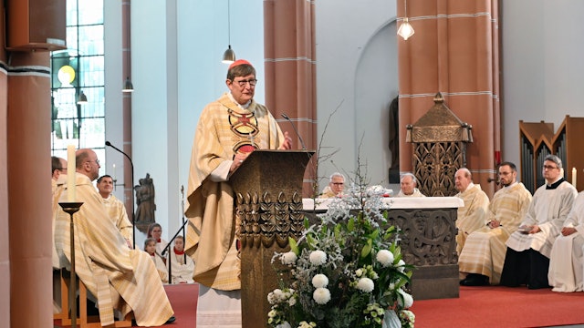 Das Bild zeigt den Kardinal am Altar in der Herz-Jesu-Kirche.