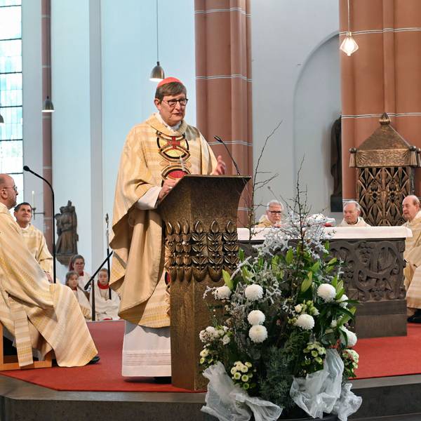 Das Bild zeigt den Kardinal am Altar in der Herz-Jesu-Kirche.